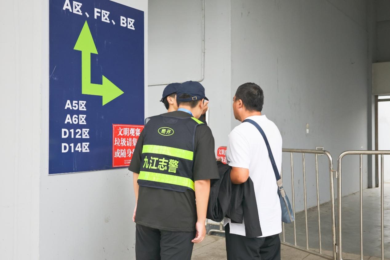 G:/A活动资料(图片视频文章)/20250921 志愿者助力赣超/挑+文/5.jpg5