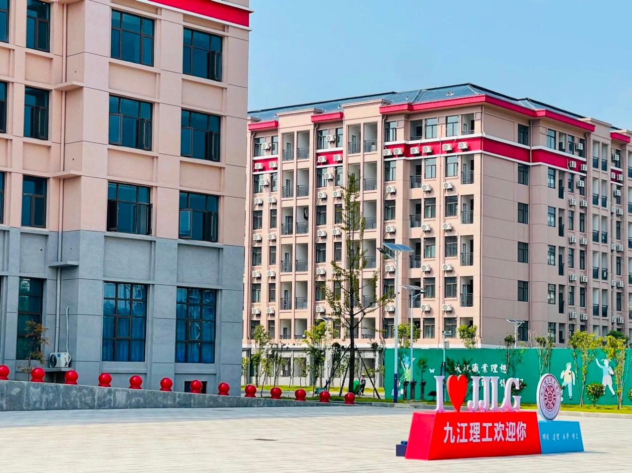C:/Users/jjlgzyxy/Desktop/校园风景/学校最新图片/南校区宿舍楼.jpg南校区宿舍楼